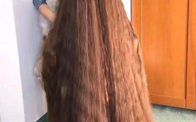 Een vrouw laat voor het eerst in 25 jaar haar haar knippen – zo ziet ze er nu uit.