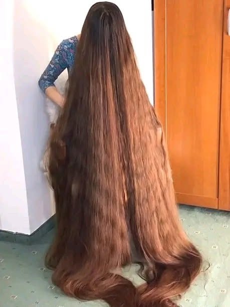 Een vrouw laat voor het eerst in 25 jaar haar haar knippen – zo ziet ze er nu uit.