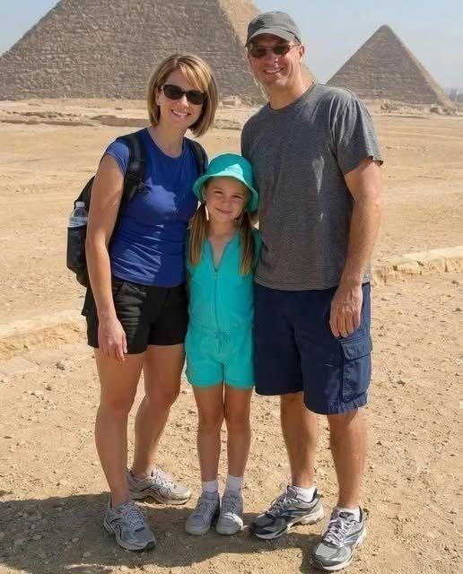 Mijn dochter verdween toen ons gezin in Egypte woonde – 20 jaar later ontving ik een briefkaart daarvandaan en de woorden op de achterkant ontroerden me tot tranen toe.