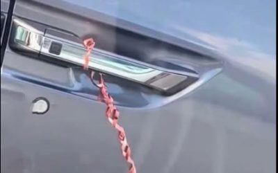 Ik was aan het winkelen in een plaatselijke winkel en toen ik terugkwam bij mijn auto, viel me iets vreemds op. Er zat een touwtje aan de deurklink vastgebonden.