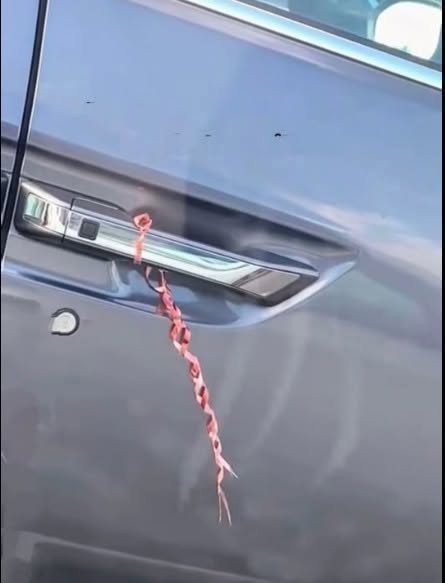 Ik was aan het winkelen in een plaatselijke winkel en toen ik terugkwam bij mijn auto, viel me iets vreemds op. Er zat een touwtje aan de deurklink vastgebonden.