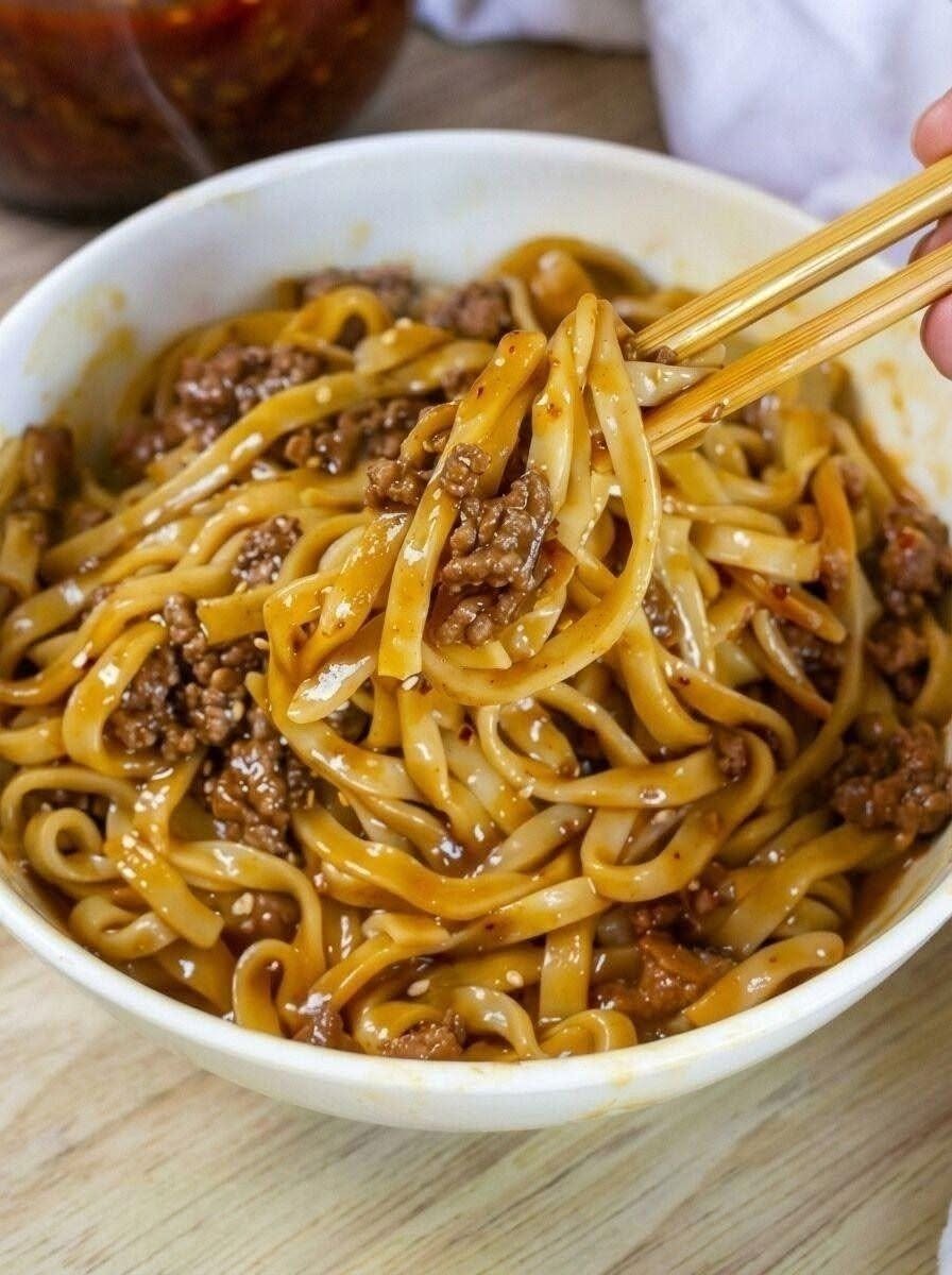 Mongoolse noedels met gehakt: het diner dat in 20 minuten klaar is en smaakt als afhaalmaaltijd (maar dan beter!).