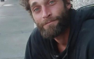 Ik trouwde met een dakloze man om mijn ouders te irriteren – een maand later kwam ik thuis en was geschokt door wat ik zag.