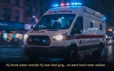 Hij dronk water voor het slapengaan… en het hielp niet. Artsen raden iedereen aan om deze 4 dranken ‘s avonds te vermijden.
