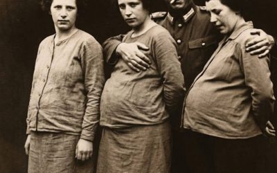 Een Duitse generaal dwong een Franse gevangene zwanger te worden, zonder rekening te houden met de gevolgen… Voor het eerst betrad de Duitse generaal Klaus von Richtenberg de barakken. Bij zijn aankomst in Ravensbrück in maart 1943 sprak hij geen woord. Hij liep simpelweg langs de rijen uitgeputte, gebroken en lijdende vrouwen, zijn handen achter zijn rug gevouwen, zijn blik elk gezicht nauwkeurig observerend als die van een marktinspecteur. De meeste gevangenen sloegen hun ogen neer, wetende dat één blik selectie voor dwangarbeid in de wapenfabrieken kon betekenen, of erger. Maar toen hij voor Ariane de l’Orme stopte, veranderde de sfeer. Geen contact, geen dreigementen, alleen een zware, berekende stilte die lang genoeg duurde voor alle aanwezige vrouwen om te beseffen dat er een onherroepelijke beslissing was genomen. Hij knikte kort naar de bewaker, draaide zich om en vertrok. Drie uur later werd Ariane uit de barak gehaald. Ze heeft nooit meer tussen de andere gevangenen geslapen. Mijn naam is Ariane de l’Orme. Ik ben geboren in 1924 in Beaune, een klein stadje op het Franse platteland, beroemd om zijn wijngaarden en middeleeuwse architectuur die de tand des tijds heeft doorstaan. Vóór de oorlog studeerde ik literatuur aan de Universiteit van Lyon. Ik droomde ervan leraar te worden. In het geheim las ik Baudelaire tijdens de scheikundelessen die mijn moeder me opdrong. Ik leidde een gewoon, voorspelbaar en stabiel leven totdat de Duitse bezetting Frankrijk veranderde in een land waar geen keuzes meer waren. Mijn oudere broer, Étienne, was een van de eersten in onze regio die zich bij het verzet aansloot. Ik volgde hem, niet uit moed, maar omdat passief blijven terwijl mijn land langzaam instortte me een groter verraad leek dan welk risico dan ook. Ik verspreidde ondergrondse kranten, verborg Joodse families in kelders en verstuurde gecodeerde berichten van de ene cel naar de andere. In 1942 werd ik verraden. Door wie? Dat heb ik nooit geweten. Ik werd gearresteerd door de Gestapo, zes dagen lang verhoord en vervolgens gedeporteerd naar Ravensbrück, het grootste vrouwenconcentratiekamp van het Derde Rijk, 90 kilometer ten noorden van Berlijn. Ravensbrück was geen vernietigingskamp zoals Auschwitz of Treblinka, maar de dood was alomtegenwoordig. Tussen 1939 en 1945 hebben meer dan 130.000 vrouwen het kamp doorlopen. Naar schatting hebben tussen de 30.000 en 90.000 vrouwen het niet overleefd. Er waren standrechtelijke executies, medische experimenten zonder verdoving, dwangarbeid die lichamen binnen enkele weken verwoestte, en een honger die zo ondraaglijk was dat sommige gevangenen zelfs bekende gezichten niet meer herkenden. Ik kwam er aan in februari 1943, 19 jaar oud, 42 kilo zwaar, en gekleed in een gestreept uniform dat naar schimmel en goedkoop ontsmettingsmiddel rook. Tijdens mijn eerste weken leerde ik de ongeschreven regels: kijk een bewaker nooit in de ogen, help nooit degenen die tijdens de ochtendmars gevallen zijn, vraag nooit of er ‘s nachts iemand verdwenen is. Om daar te overleven, moest je je aanpassen. Maar dat lukte me niet…