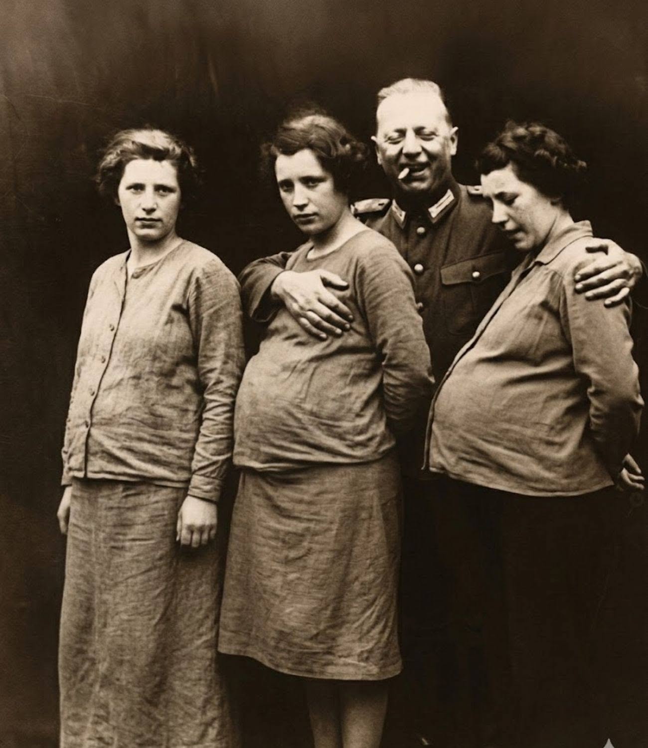 Een Duitse generaal dwong een Franse gevangene zwanger te worden, zonder rekening te houden met de gevolgen… Voor het eerst betrad de Duitse generaal Klaus von Richtenberg de barakken. Bij zijn aankomst in Ravensbrück in maart 1943 sprak hij geen woord. Hij liep simpelweg langs de rijen uitgeputte, gebroken en lijdende vrouwen, zijn handen achter zijn rug gevouwen, zijn blik elk gezicht nauwkeurig observerend als die van een marktinspecteur. De meeste gevangenen sloegen hun ogen neer, wetende dat één blik selectie voor dwangarbeid in de wapenfabrieken kon betekenen, of erger. Maar toen hij voor Ariane de l’Orme stopte, veranderde de sfeer. Geen contact, geen dreigementen, alleen een zware, berekende stilte die lang genoeg duurde voor alle aanwezige vrouwen om te beseffen dat er een onherroepelijke beslissing was genomen. Hij knikte kort naar de bewaker, draaide zich om en vertrok. Drie uur later werd Ariane uit de barak gehaald. Ze heeft nooit meer tussen de andere gevangenen geslapen. Mijn naam is Ariane de l’Orme. Ik ben geboren in 1924 in Beaune, een klein stadje op het Franse platteland, beroemd om zijn wijngaarden en middeleeuwse architectuur die de tand des tijds heeft doorstaan. Vóór de oorlog studeerde ik literatuur aan de Universiteit van Lyon. Ik droomde ervan leraar te worden. In het geheim las ik Baudelaire tijdens de scheikundelessen die mijn moeder me opdrong. Ik leidde een gewoon, voorspelbaar en stabiel leven totdat de Duitse bezetting Frankrijk veranderde in een land waar geen keuzes meer waren. Mijn oudere broer, Étienne, was een van de eersten in onze regio die zich bij het verzet aansloot. Ik volgde hem, niet uit moed, maar omdat passief blijven terwijl mijn land langzaam instortte me een groter verraad leek dan welk risico dan ook. Ik verspreidde ondergrondse kranten, verborg Joodse families in kelders en verstuurde gecodeerde berichten van de ene cel naar de andere. In 1942 werd ik verraden. Door wie? Dat heb ik nooit geweten. Ik werd gearresteerd door de Gestapo, zes dagen lang verhoord en vervolgens gedeporteerd naar Ravensbrück, het grootste vrouwenconcentratiekamp van het Derde Rijk, 90 kilometer ten noorden van Berlijn. Ravensbrück was geen vernietigingskamp zoals Auschwitz of Treblinka, maar de dood was alomtegenwoordig. Tussen 1939 en 1945 hebben meer dan 130.000 vrouwen het kamp doorlopen. Naar schatting hebben tussen de 30.000 en 90.000 vrouwen het niet overleefd. Er waren standrechtelijke executies, medische experimenten zonder verdoving, dwangarbeid die lichamen binnen enkele weken verwoestte, en een honger die zo ondraaglijk was dat sommige gevangenen zelfs bekende gezichten niet meer herkenden. Ik kwam er aan in februari 1943, 19 jaar oud, 42 kilo zwaar, en gekleed in een gestreept uniform dat naar schimmel en goedkoop ontsmettingsmiddel rook. Tijdens mijn eerste weken leerde ik de ongeschreven regels: kijk een bewaker nooit in de ogen, help nooit degenen die tijdens de ochtendmars gevallen zijn, vraag nooit of er ‘s nachts iemand verdwenen is. Om daar te overleven, moest je je aanpassen. Maar dat lukte me niet…