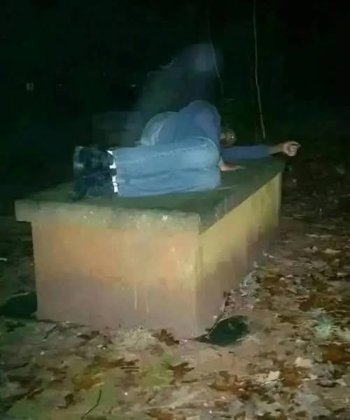 De jongen schreeuwde bij het graf van zijn moeder dat ze nog leefde. Niemand geloofde hem.