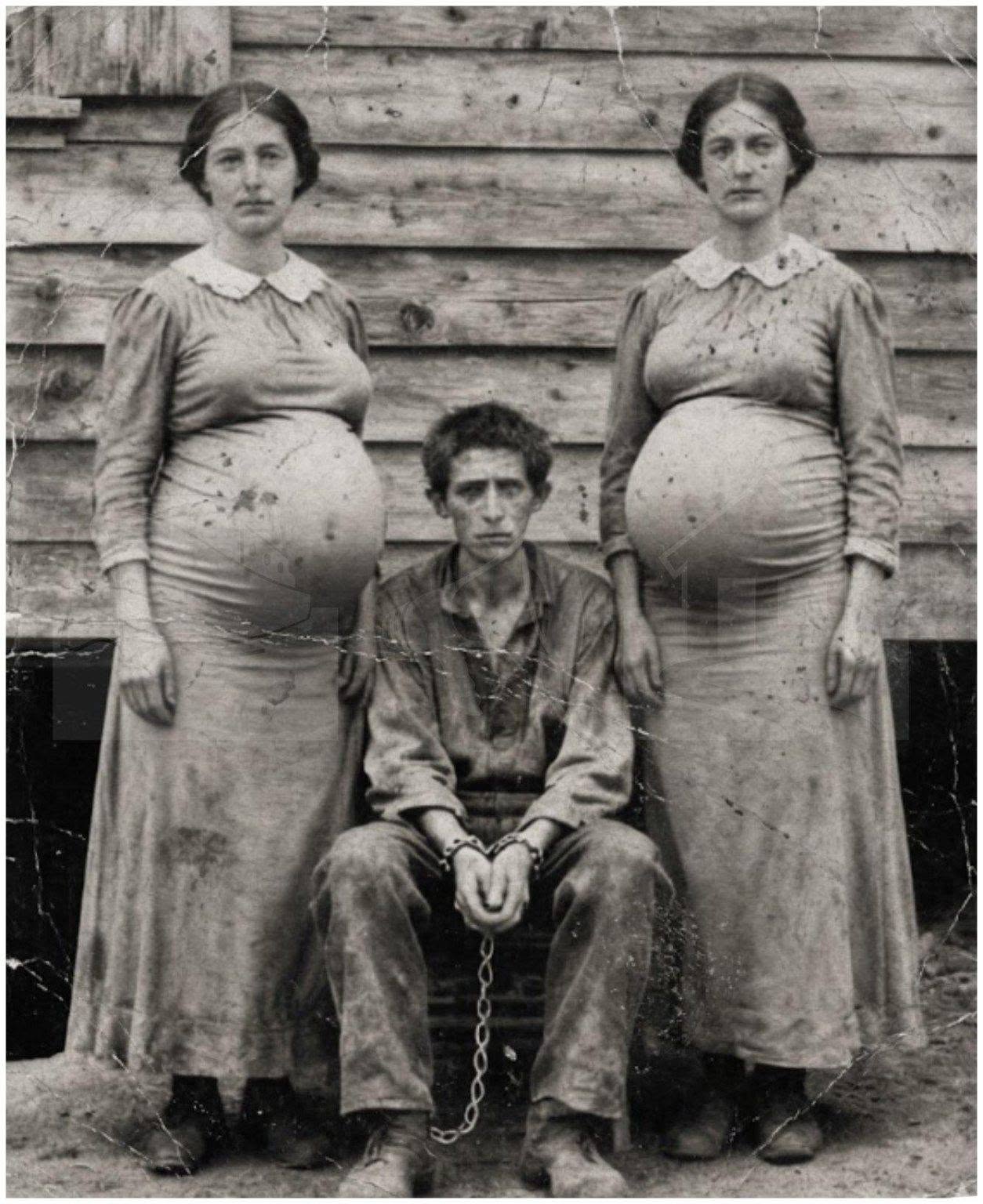 De weerzinwekkende seksuele praktijken van de bergzusters: ze ketenden hun echtgenoten vast aan een grot, als echtgenoten. Het is 1892, en in de afgelegen uithoeken van Taney County, Missouri, ligt een wereld die schijnbaar door de tijd vergeten is. De Ozark Mountains strekken zich uit zover het oog reikt, met immense, dichte bossen en kalkstenen bergkammen, en valleien zo geïsoleerd dat je er kon verdwalen en nooit meer teruggevonden zou worden. Dit waren niet de romantische grensgebieden van de collectieve verbeelding, maar een plek waar overleven absolute zelfredzaamheid vereiste, en waar de dichtstbijzijnde buurman een uur rijden verderop kon wonen… Laat “OK” achter in de reacties en klik op de link hieronder. Fijne dag! 🤗🤗