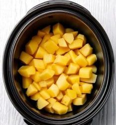 Doe rauwe, in blokjes gesneden aardappelen in een slowcooker met deze 3 ingrediënten. Dit maak je de hele winter door. Volledig recept👇 💬