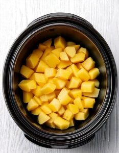 Doe rauwe, in blokjes gesneden aardappelen in een slowcooker met deze 3 ingrediënten. Dit maak je de hele winter door. Volledig recept👇 💬