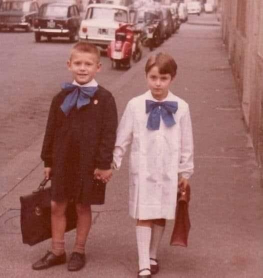 Op de foto waren ze klasgenoten, nu zijn ze SUPER beroemd: ze zijn G…Meer…