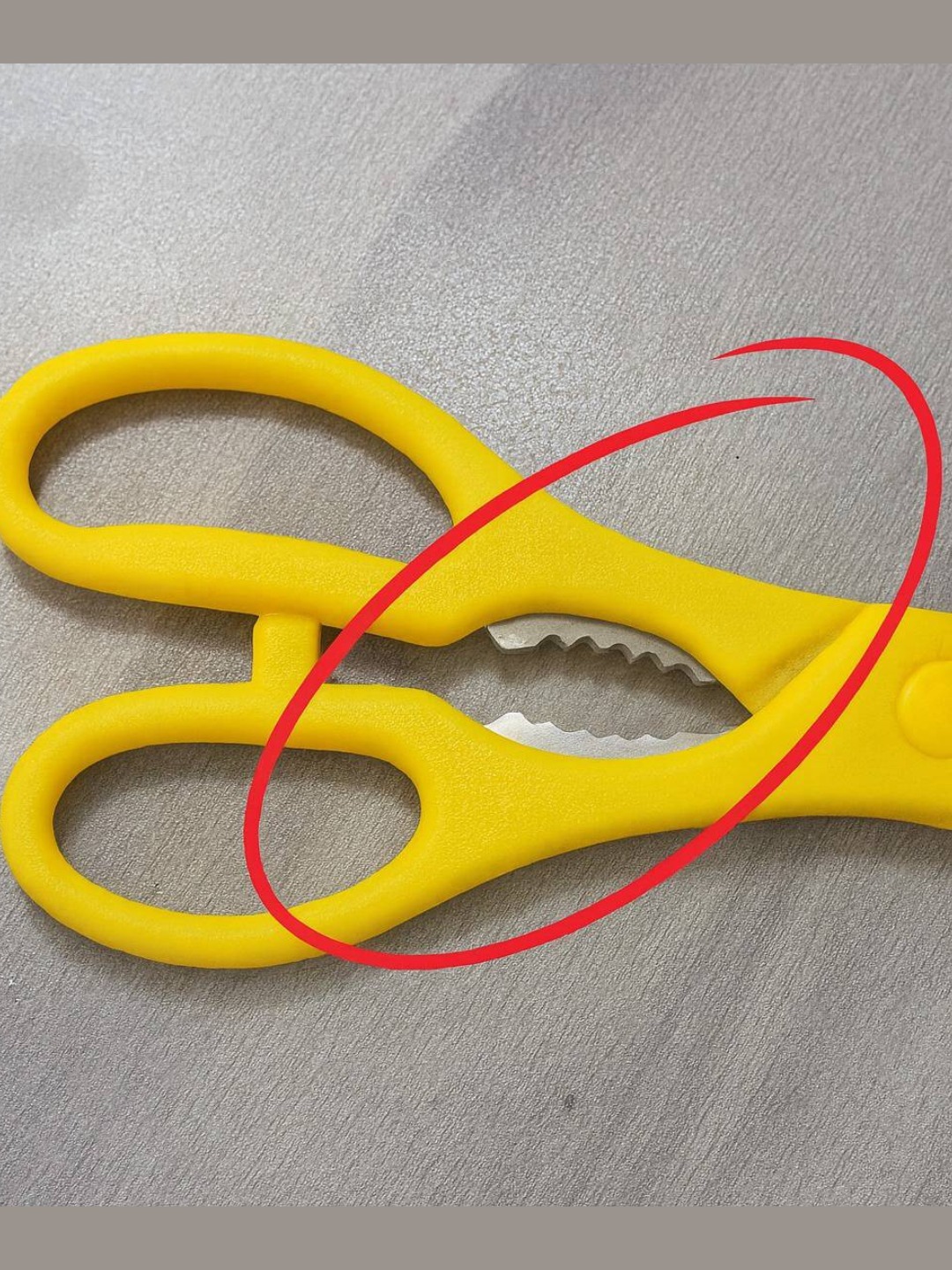 Waar dient dat rare, getande gedeelte van een keukenschaar voor?🔪
