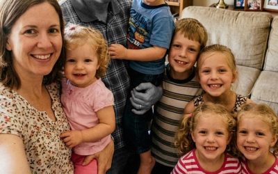 Mijn man verliet me met zes kinderen – toen ontdekte ik wat hij in het matras van onze zoon had verstopt.