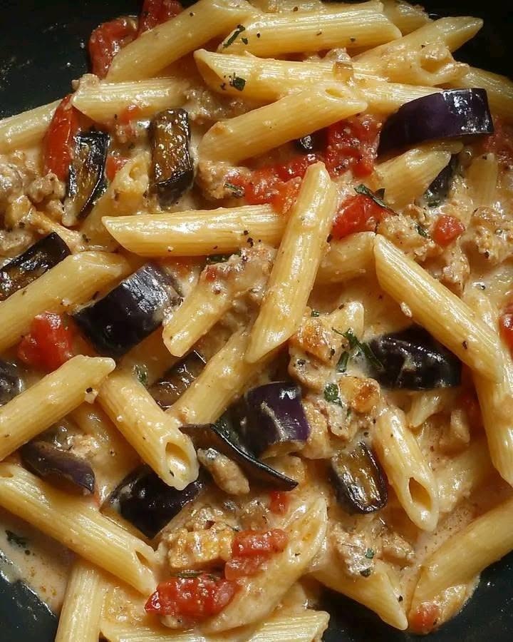 Penne met worstjes en aubergine