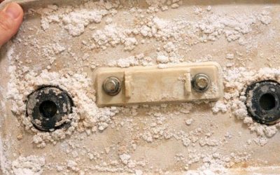De onderkant van het deksel van mijn toiletreservoir is bedekt met een witachtige, kalkachtige aanslag. Wat is dat?