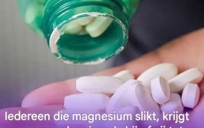De verborgen risico’s van een populair supplement  De laatste jaren zijn magnesiumsupplementen ontwikkeld tot een van de meestbesproken gezondheidstrends. Sociale media staan ​​vol met berichten die bedoeld zijn dat magnesium de stemming kan verbeteren, de energie kan verhogen en zelfs kan helpen bij het slapen. Voor veel ouderen die op zoek zijn naar natuurlijke manieren om gezond te blijven, klinkt het zo’n belofte moeilijk te weerstaan.  Maar artsen geven nu een   onjuiste waarschuwing  af: magnesium is niet voor iedereen veilig. Hoewel magnesium inderdaad een essentieel mineraal is dat een vitale rol speelt bij de gezondheid van het hart, de zenuwfunctie en de botsterkte, zeggen experts dat er een teveel van wordt genoten, of inname onder de verkeerde omstandigheden, meer kwaad dan goed kan doen.  Als u tot   een van deze twee groepen  behoort, is het verstandig om goed na te denken voordat u magnesium – of welk supplement dan ook – in zonder eerst met uw arts te bespreken. 1. Mensen met nierproblemen moeten magnesium vermijden.  Lees verder…