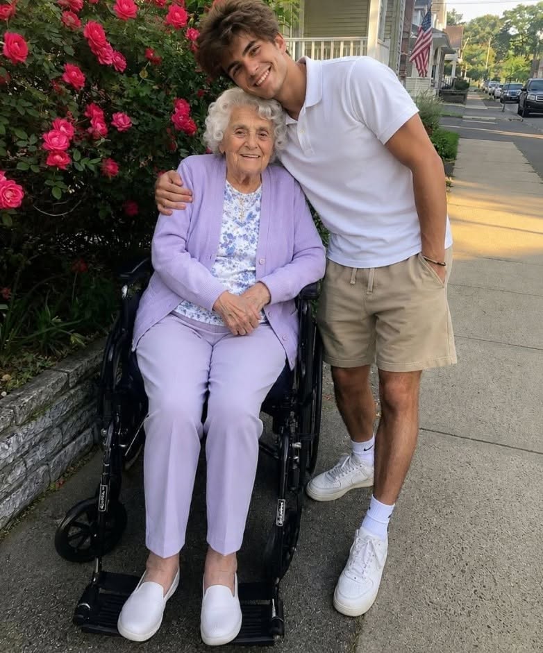 Ik zorgde voor mijn 85-jarige buurvrouw vanwege haar erfenis, maar ze liet me niets na. De volgende ochtend stond haar advocaat aan de deur met een gedeukte brooddoos en een sleutel die ik niet hoorde te herkennen.