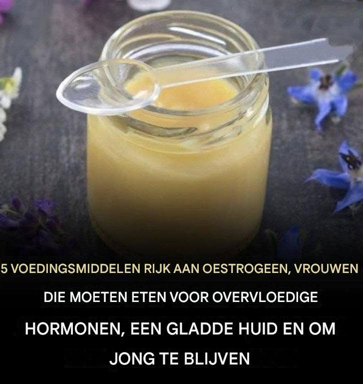 🌸5 oestrogeenrijke voedingsmiddelen die vrouwen zouden moeten eten om hun hormonen in balans te brengen, een stralende huid te krijgen en er jeugdig uit te blijven zien.🌿Wat zijn fyto-oestrogenen? (En waarom ze je beste vriend zijn)  Fyto-oestrogenen zijn plantaardige stoffen die zich in geringe mate binden aan oestrogeenreceptoren in het lichaam.  Beschouw ze als “oestrogenen in de voeding” die: Eten  🔄Helpt bij het in evenwicht brengen van een laag oestrogeengehalte wanneer dat nodig is.  ⚖️Blokkeer overtollig oestrogeen wanneer de waarden hoog zijn.  🛡️Bescherm cellen met antioxidanten.  Ze vervangen geen hormonen.  Ze ondersteunen het natuurlijke ritme van je lichaam – veilig, zacht en heerlijk.  🌟De 5 oestrogeenrijke voedingsmiddelen die elke vrouw zou moeten  eten  1. Lijnzaad – De koningin van de fyto-oestrogenen  Waarom het werkt: