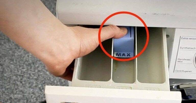 Altijd perfect schone was dankzij de geheime knop van de wasmachine: je hoeft hem nooit in te drukken.