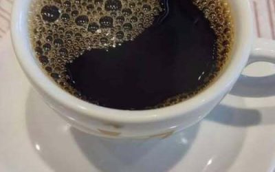Wat gebeurt er nu echt met je lichaam als je elke ochtend koffie drinkt, volgens artsen?