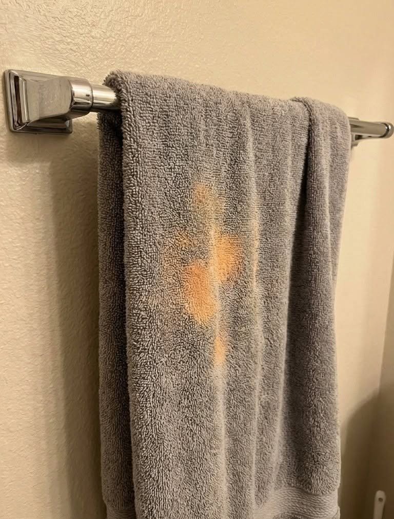 Waarom er hardnekkige oranje vlekken in je handdoeken komen (en hoe je ze kunt verwijderen)